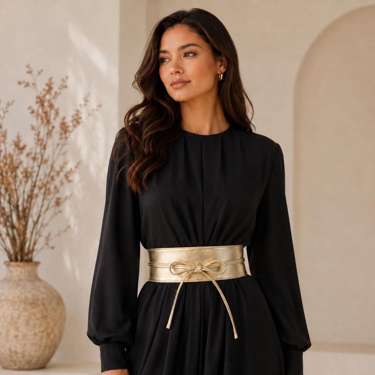 Goldener Obi Gürtel aus Leder als Taillengürtel zum schwarzen Kleid