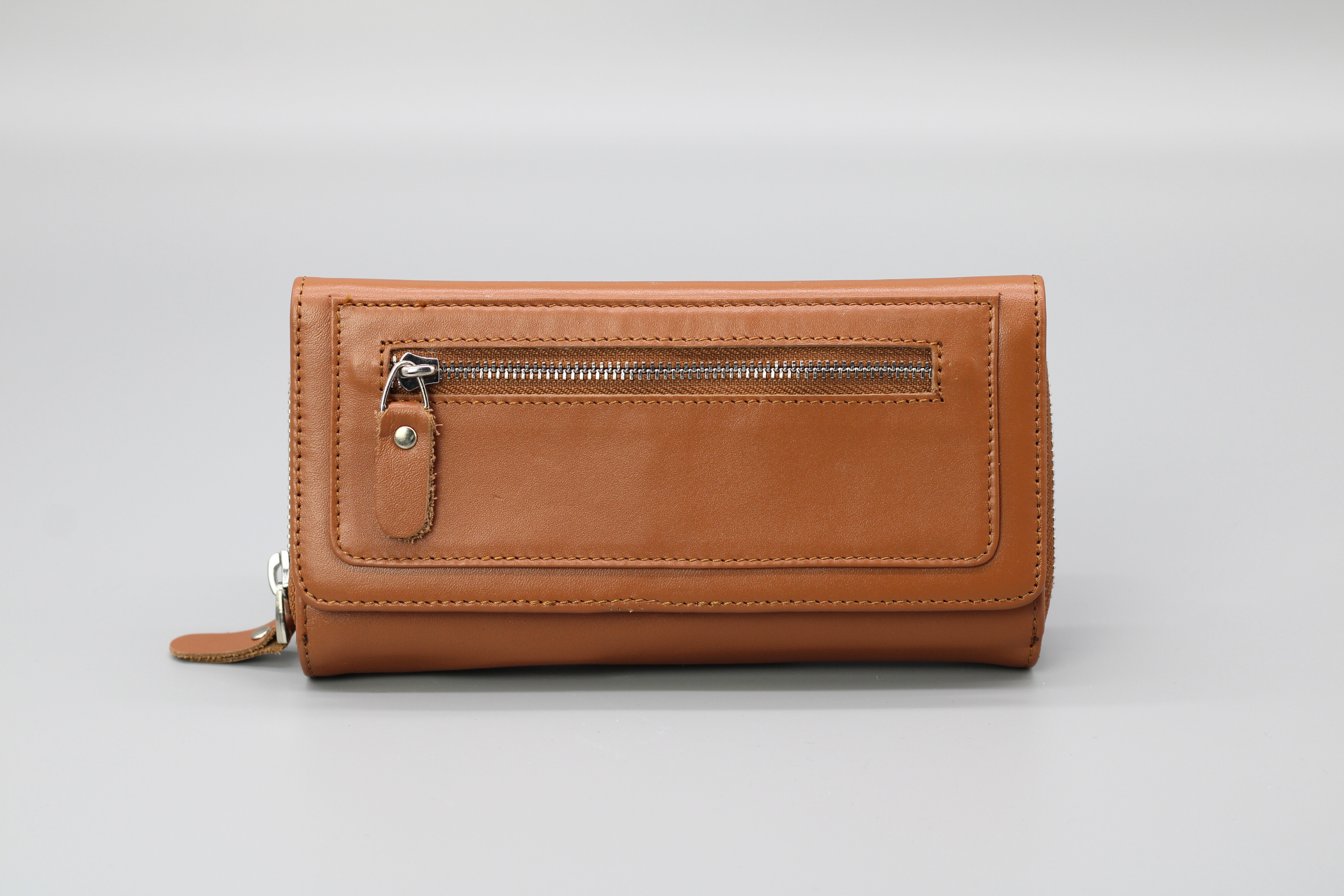 Ein tolles Portemonnaie aus weichem Leder mit Kreditkartenfächern und  Reißverschluss