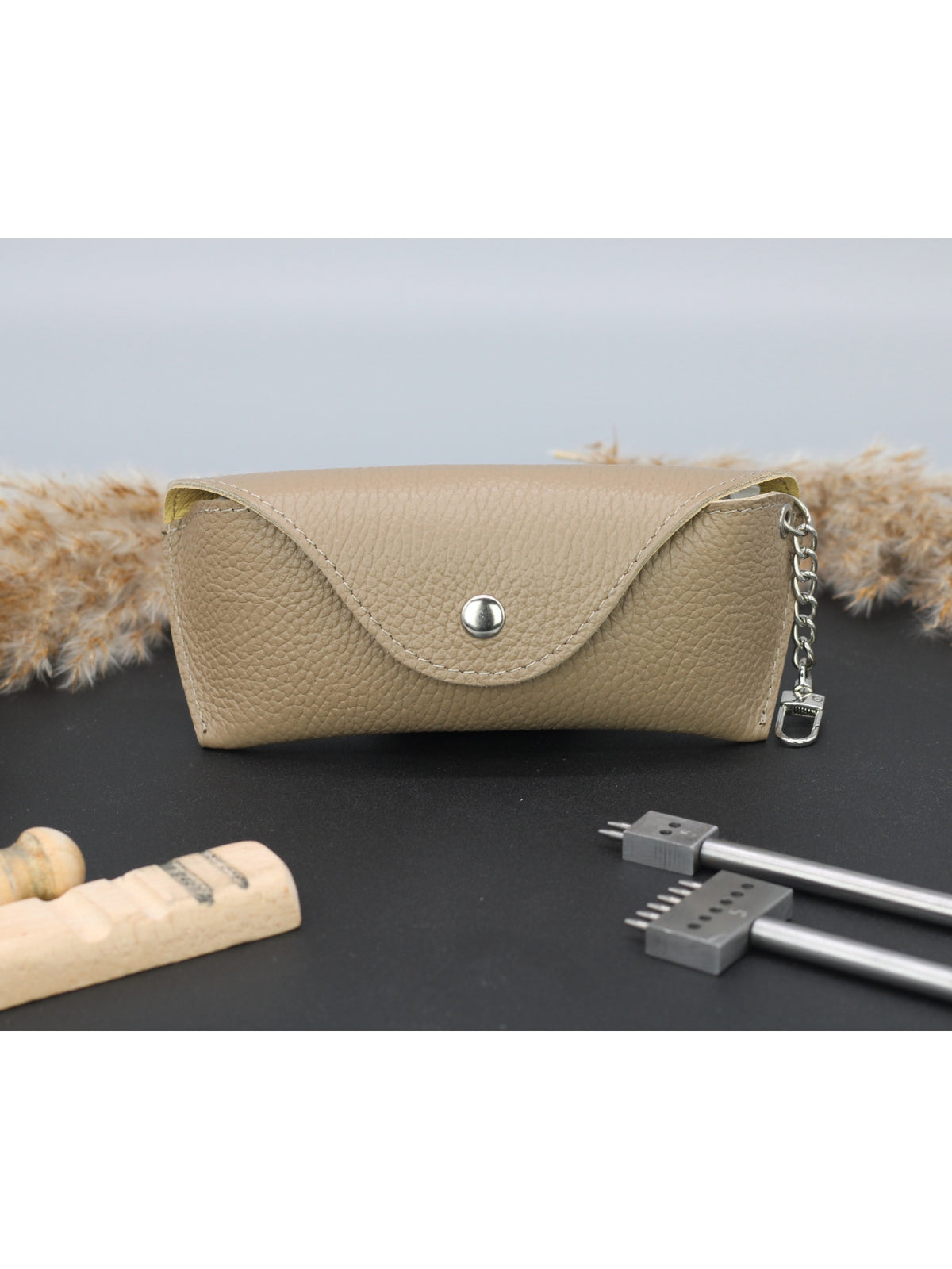 Brillenetui Sandra in Taupe – BRISE – Ansicht 3