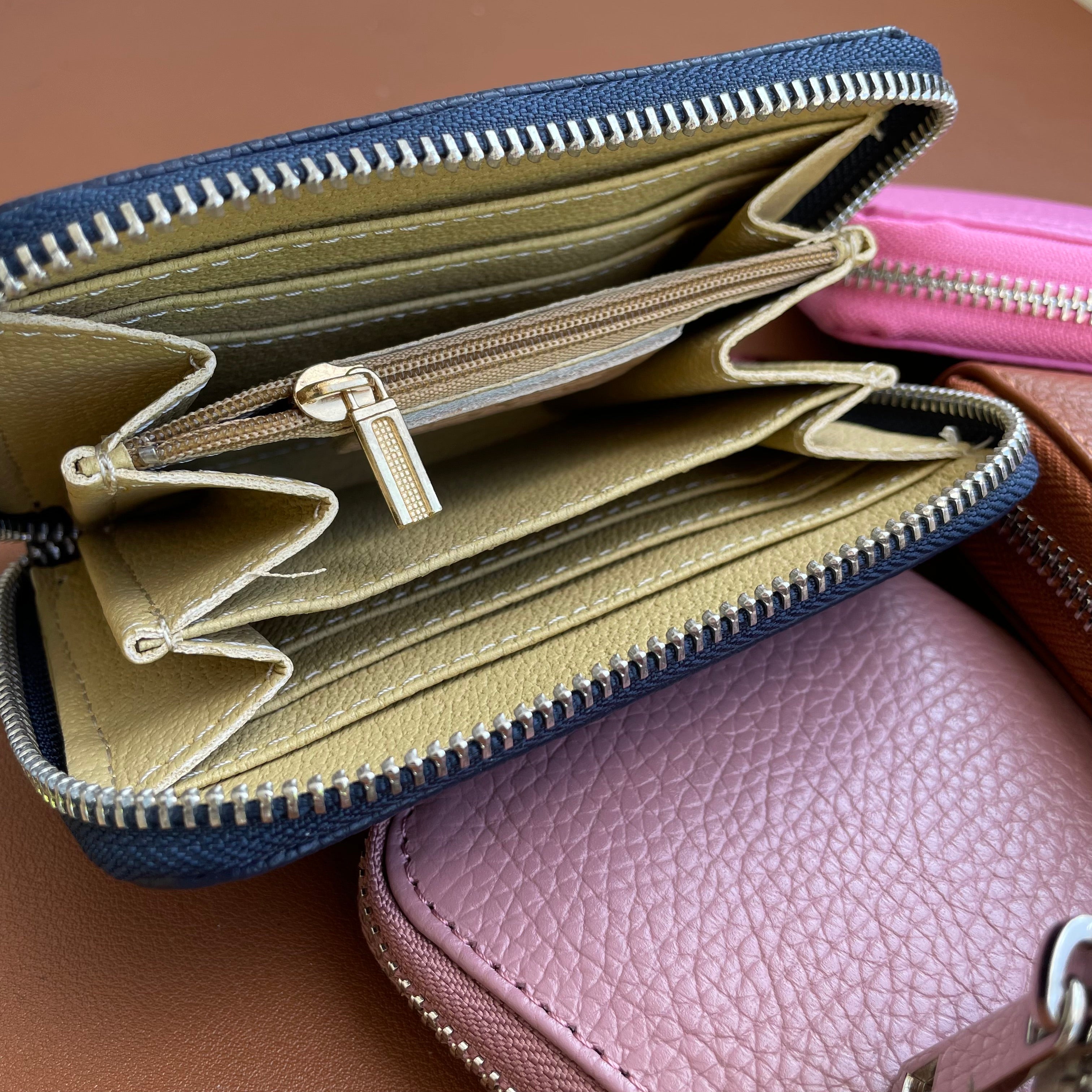 Ein kompaktes Portemonnaie aus weichem Leder mit zahlreichen Fächern
